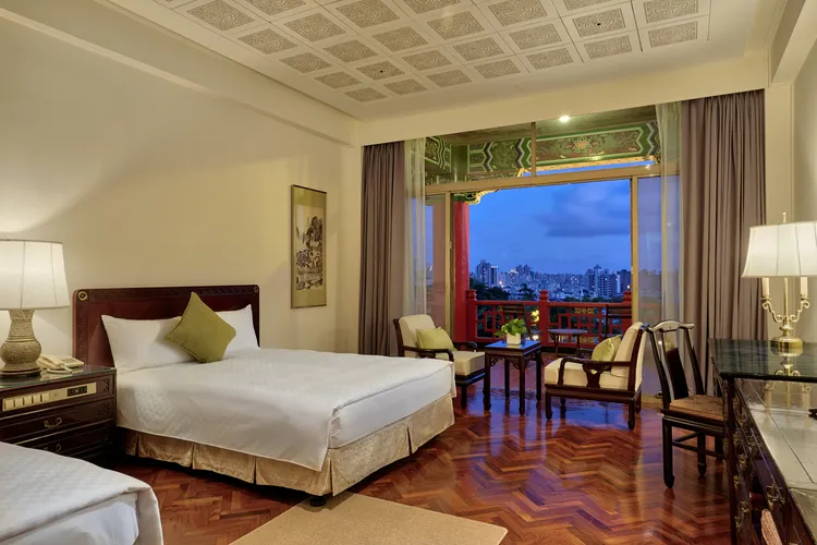 為歡迎樂齡旅客到訪，高雄圓山大飯店首次於線上旅展推出「平日花漾住宿券」，祭出史上最殺2.5折優惠，開放年滿60歲以上貴賓平日入住市景雙人客房。圓山大飯店提供