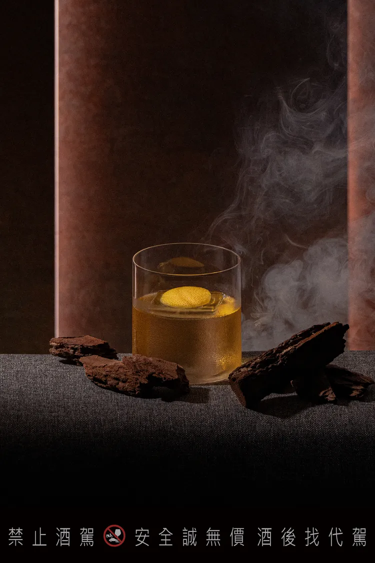 圓山覓到by吧沐酒吧揉合臺灣在地酒材與西方調酒工藝，呈現出富有在地特色且具有全球視野的臺灣新調酒。圖為龍眼焚風。圓山大飯店提供