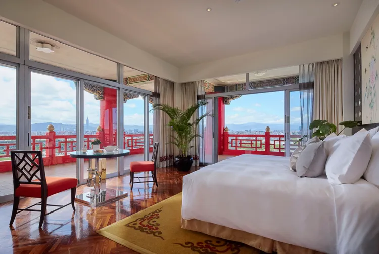 圓山大飯店今年首度推出消費送好康回饋活動，單筆滿5000元參加抽獎，有機會免費入住價值3萬3000元的環景套房。圓山大飯店提供