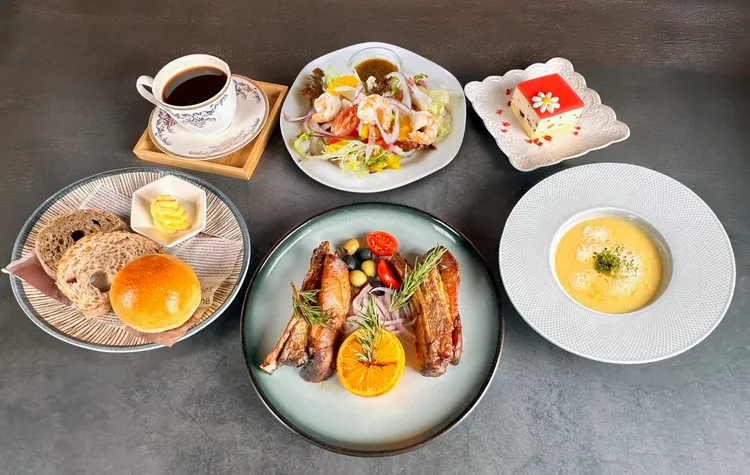 高雄圓山祕境餐酒館推出深受民眾喜愛的炭烤路易士豬肋排套餐。圓山大飯店提供