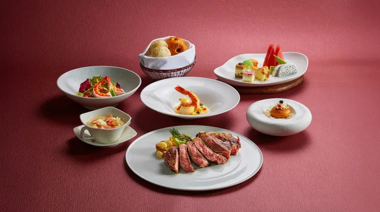 旅展現場限量快閃首次推出金龍宵夜餐券、極黑和牛帶骨紐約客餐券與2.6折住宿券，還有現煎牛排、燒賣試吃及特色調酒試飲。圖為圓山牛排館極黑和牛帶骨紐約客雙人套餐。圓山大飯店提供