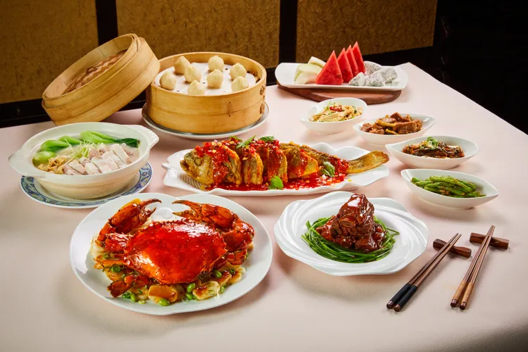 圓苑餐廳主廚戴立承以醬爆肥蟹年糕等經典江浙菜為風格，主推「平假日圓苑經典四人分享餐」，道道都能感受到食材的鮮美精華，回味無窮。圓山大飯店提供