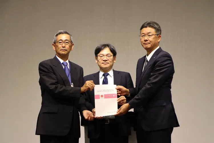 台北市日本工商會理事長相馬伸一郎今遞交白皮書給國發會主委葉俊顯(圖中)。圖左是日本工商會理事長相馬伸一郎，右邊是委員長福田和磨。國發會提供