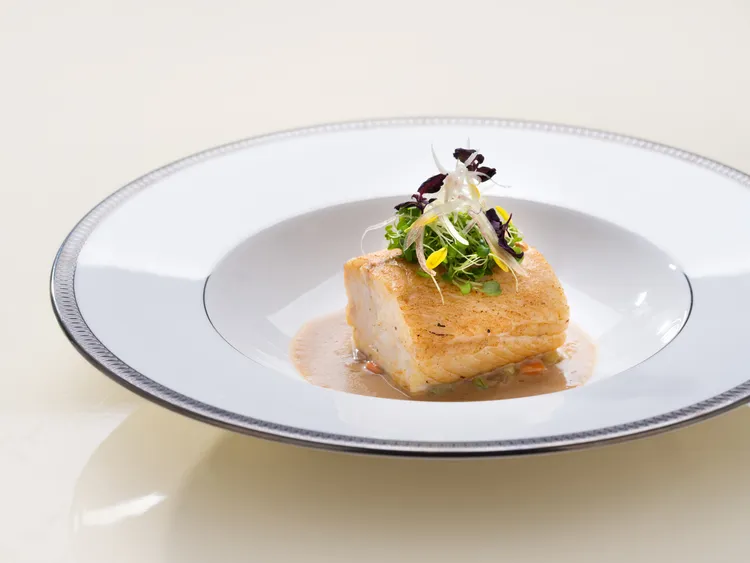 文華Café「平日午間饗．吃．吧」推出全新季節主餐，「香煎澳洲莫瑞鱈佐赤味噌醬」綻放海洋蘊含的日式優雅氣息。台北文華東方酒店提供
