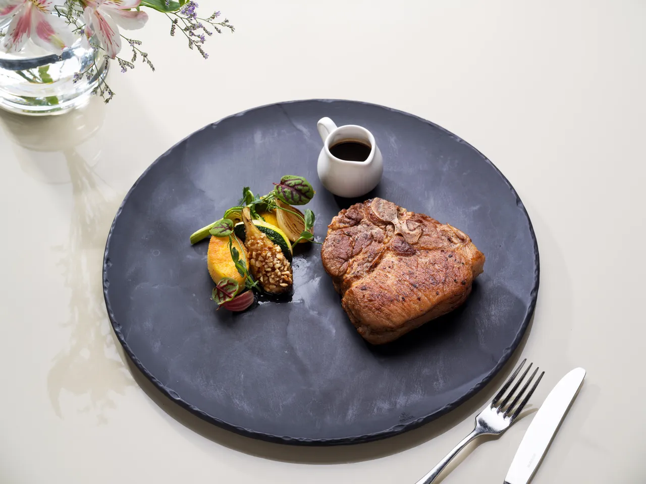 文華Café「平日午間饗.吃.吧」推出全新季節主餐,「炙烤西班牙伊比利豬丁骨佐無花果醬」獨享豐滿美味令人大呼過癮。台北文華東方酒店提供