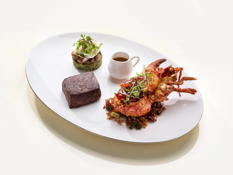 文華Café「平日午間饗．吃．吧」推出全新季節主餐，「爐烤日本A3和牛紐約客及避風塘波士頓龍蝦」以奢華雙饗帶來夏日午間的極致盛宴。台北文華東方酒店提供
