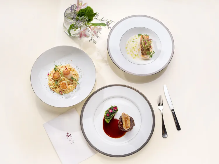 文華Café於週五至週日「週末午間鮮．吃．吧」推出全新季節主餐，(由左至右)「北海道干貝柚香奶油米型麵」、「爐烤澳洲和牛羅西尼牛排」及「香煎日本真鯛佐法式茴香醬汁」，恣享秋日美味。台北文華東方酒店提供