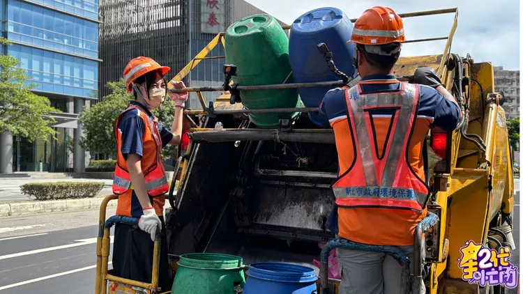 焦曼婷、徐新洋挑戰擔任垃圾清潔隊員。Yahoo《星二代很忙內》提供