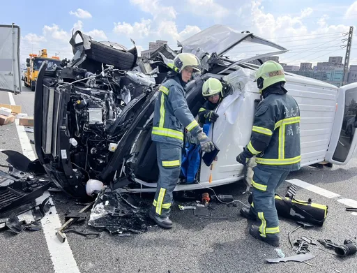 貨車國道爆胎停路肩「未放警示標誌」 救護車來不及閃猛撞翻覆釀3人傷