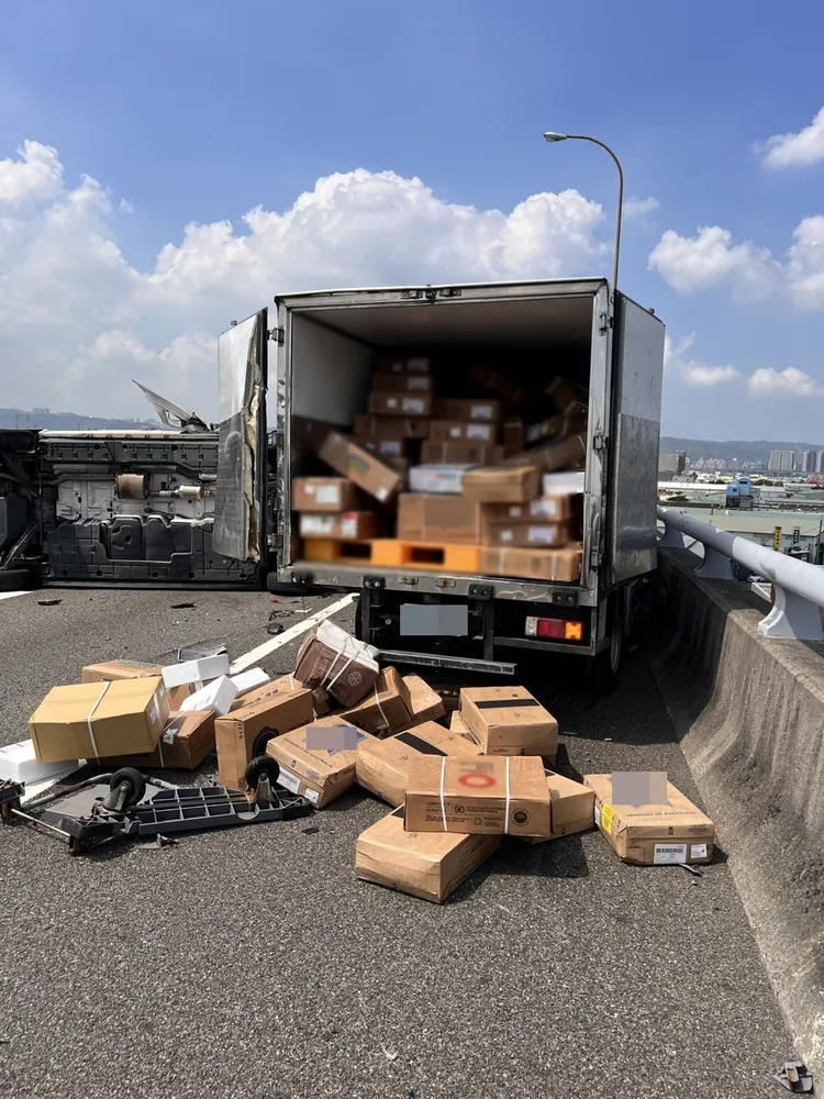 貨車爆胎停在汐五高架路肩，未擺放警示標誌導致遭後方車輛追撞，被撞後貨物掉落一地。翻攝畫面