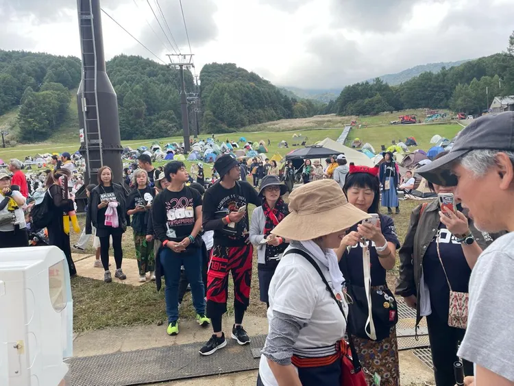 奈良美智昨2小時為300多人作畫。翻攝奈良美智X