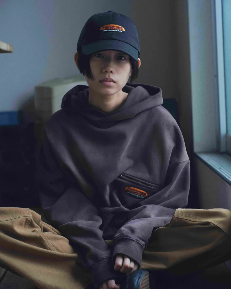 設計上融合美國鐵鏽地帶的工裝風範為以及細膩日本石洗工藝。品牌提供