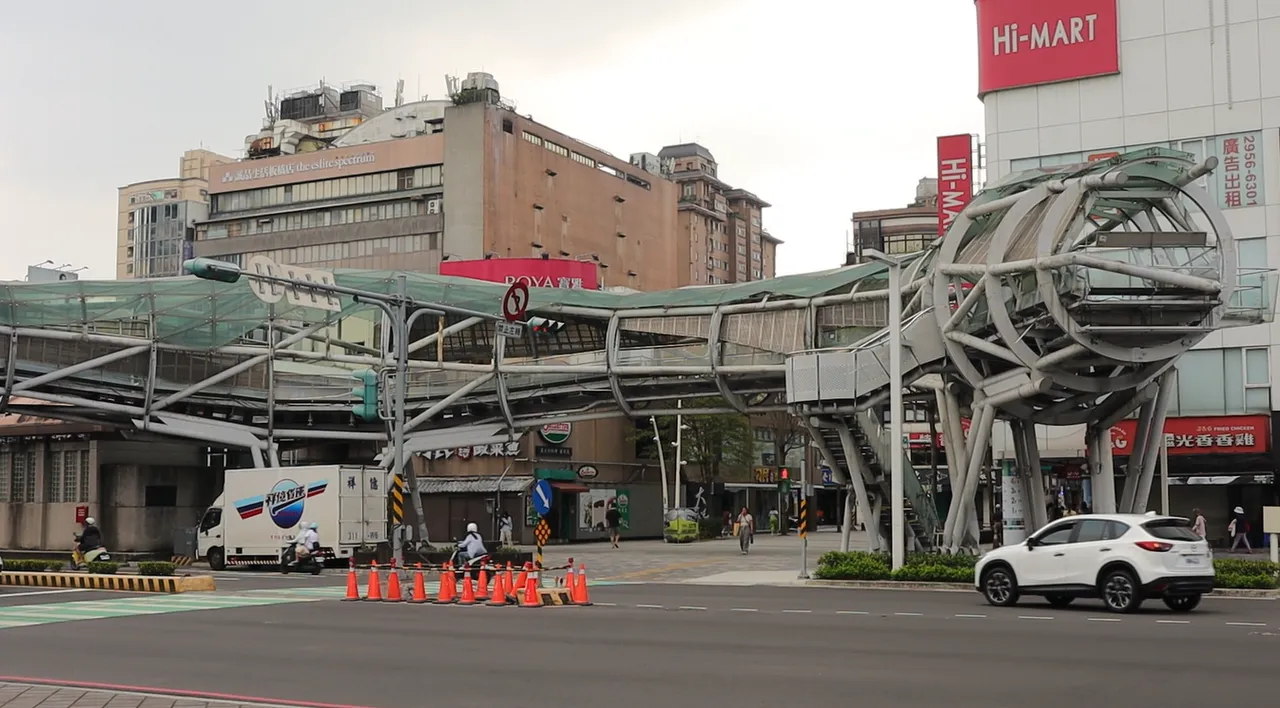 板桥府中游龙陆桥是新北市升格以来的第59座人行陆桥,拆除完后将使人行空间及行车视线变得更加宽敞,通行也更为安全便利。工务局提供