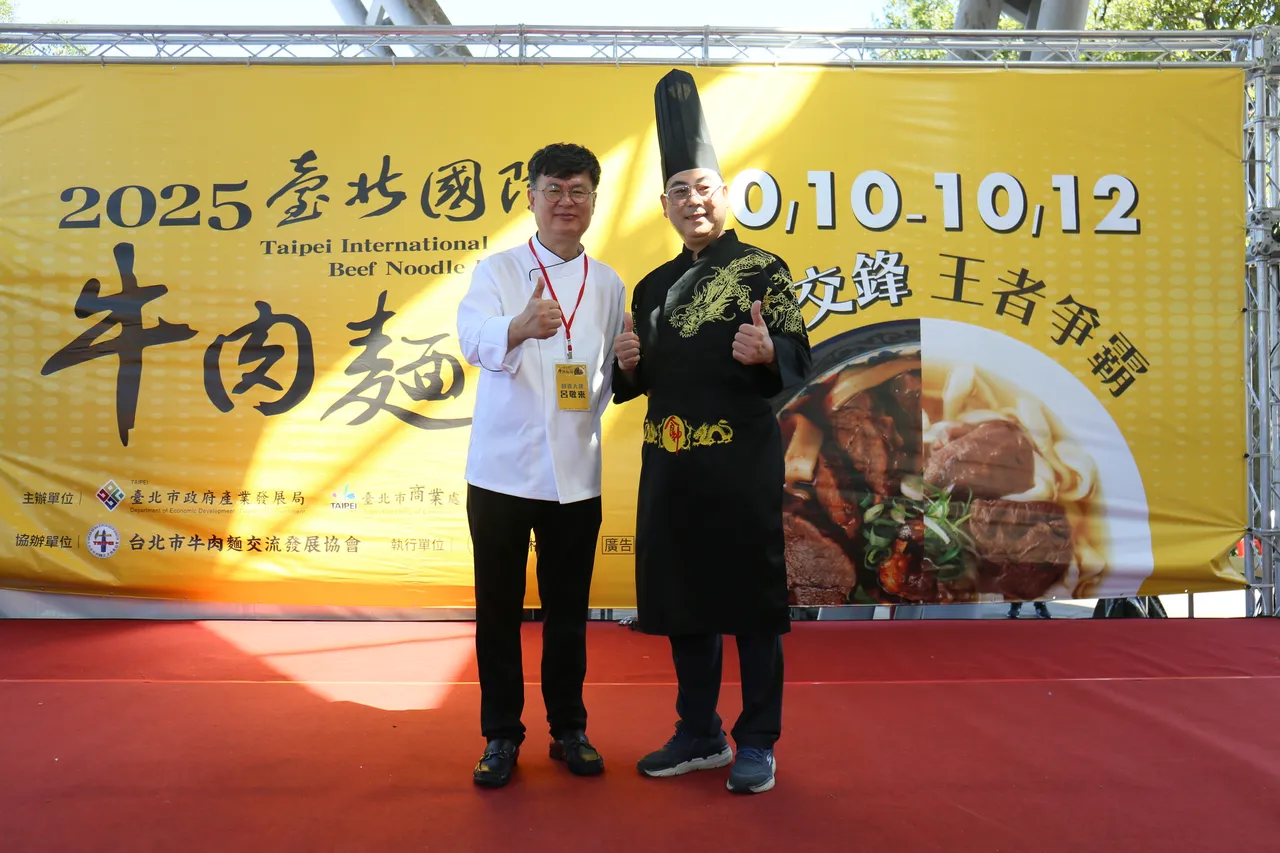 「台北国际牛肉面节」于国庆连假登场,韩国黑白大厨吕敬来与台北市牛肉面交流发展协会理事长洪金龙,分别以韩国雪浓汤及台湾牛肉面进行料理交流。主办单位提供