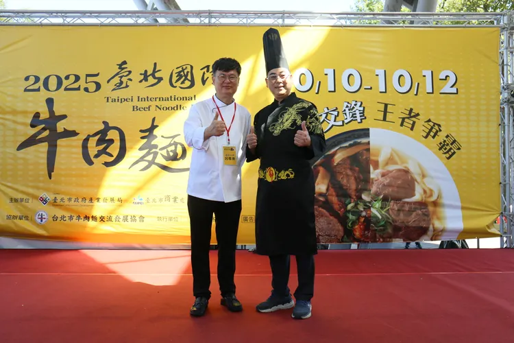 「台北國際牛肉麵節」於國慶連假登場，韓國黑白大廚呂敬來與台北市牛肉麵交流發展協會理事長洪金龍，分別以韓國雪濃湯及台灣牛肉麵進行料理交流。主辦單位提供