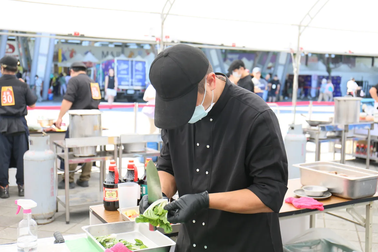 「台北国际牛肉面节」于国庆连假首日登场,现场献技的厨师们,使出浑身解数,从独家汤头的火候控制、到肉块的刀工和面体的揉制,都力求完美。主办单位提供