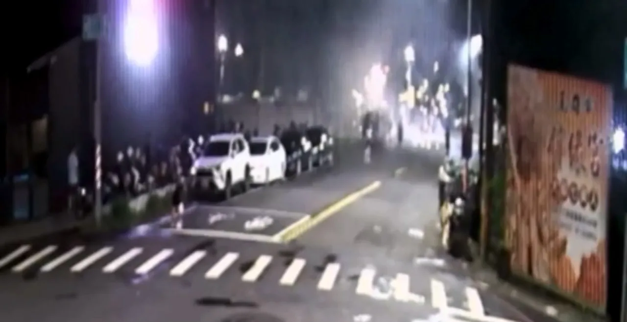 7名年輕人深夜施放煙火,遭警方制止,進行裁罰。翻攝畫面