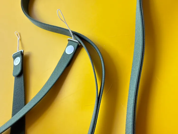 掛繩採用100%再生PET紗線材質，還有內建的磁力設計讓掛繩調整輕鬆好整理。趙筱文攝