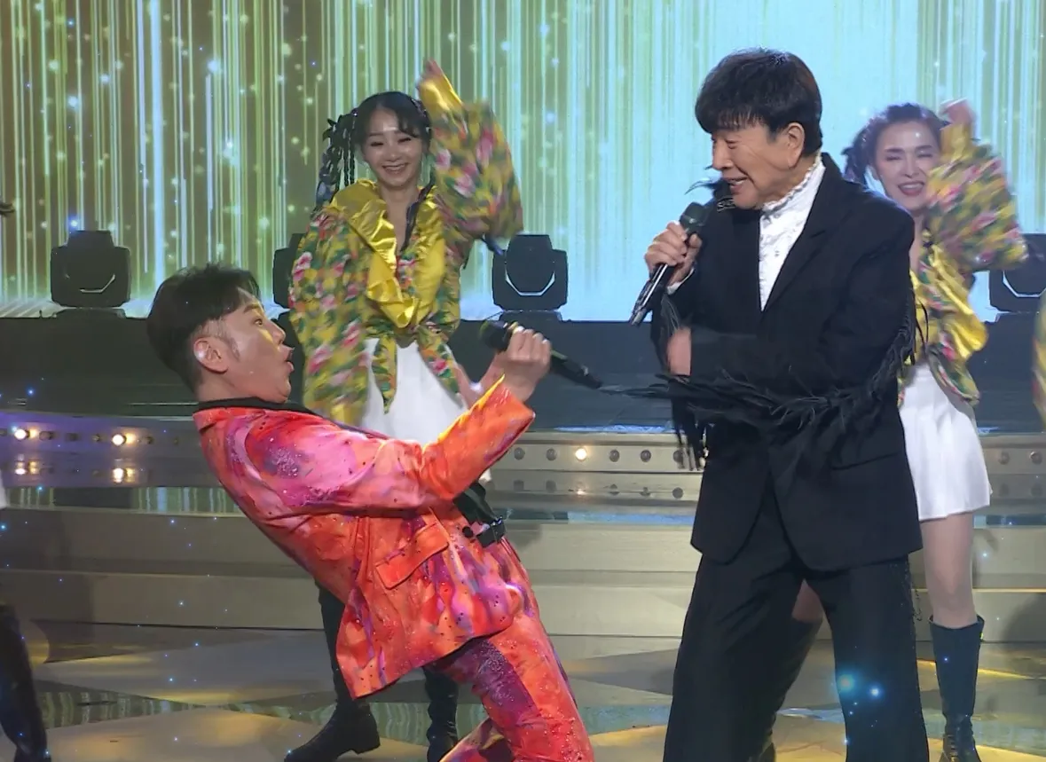 阳帆(左)为谢雷伴舞又下腰。民视提供