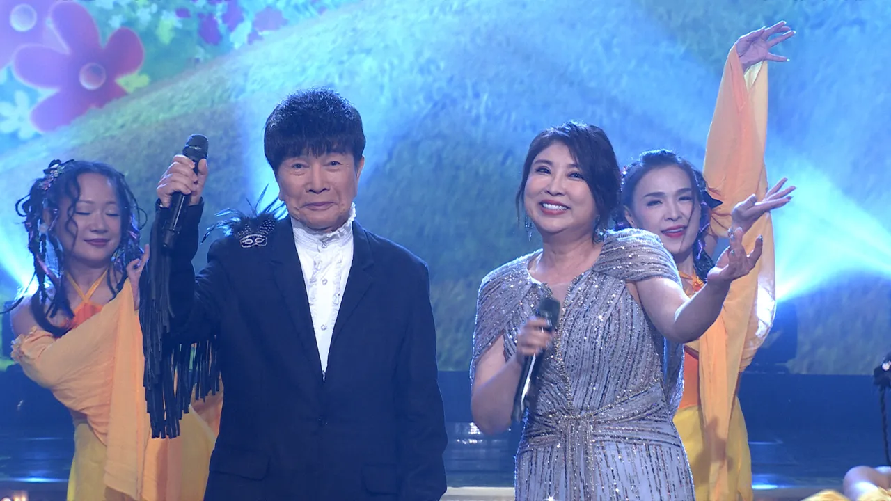 谢雷(左)及陈思安合唱〈傻瓜与野丫头〉。民视提供