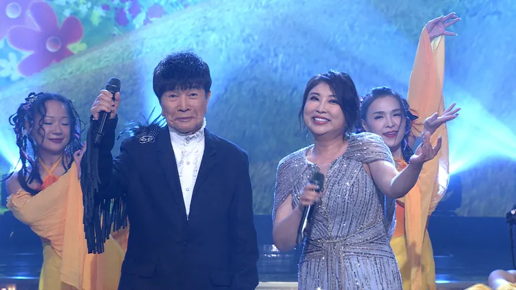 謝雷（左）及陳思安合唱〈傻瓜與野丫頭〉。民視提供