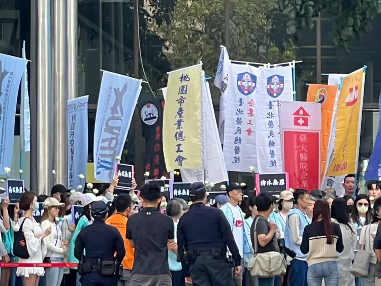 桃园市空服员职业工会今（30日）联合长荣航空企业工会、中华航空企业工会，号召近百位长荣、华航空服员集结劳动部前陈抗，包含医疗业、轨道业等工会也都到场声援。读者提供