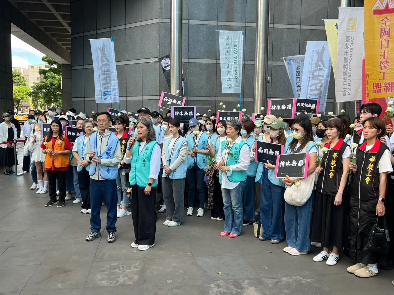 桃园市空服员职业工会指出，今日劳动部现场答复，确定将启动法制化研拟，保障工人的请假权和健康权。读者提供