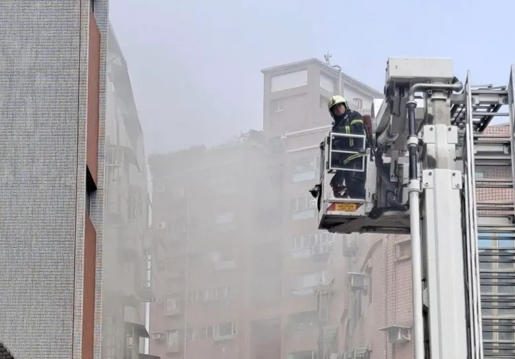 消防隊升起雲梯救援，現場緊急疏散多名住戶，幸無人傷。翻攝自我是蘆洲人臉書社團