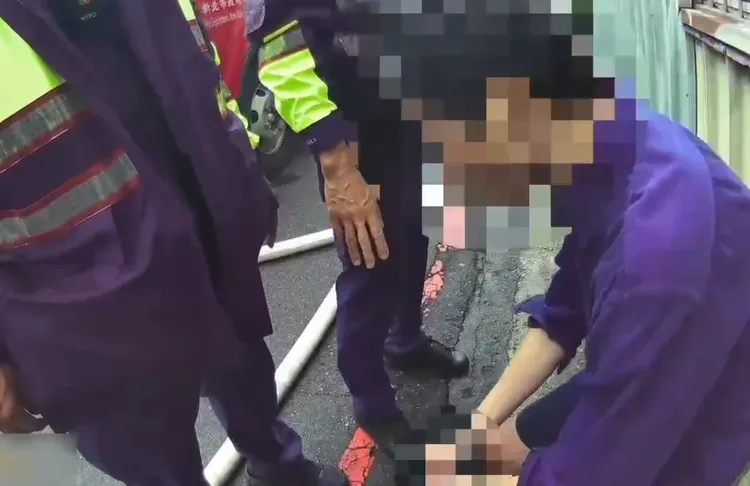 林男(右一)在家燒法院公文書引發火警，逃到屋外報案，遇到警消坦言「火是我放的」，當場被依現行犯上銬逮捕。翻攝畫面