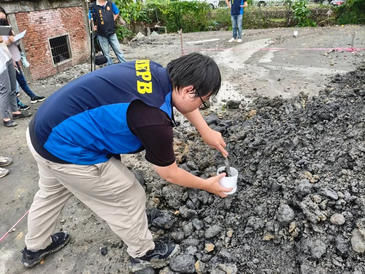 高雄市環保局到現場採樣。雄檢提供