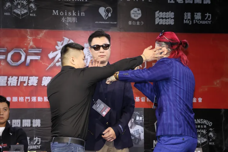 「要命小翰」（左）拍照時，掌重讀天月巴掌，現場爆發衝突。攝影中心攝