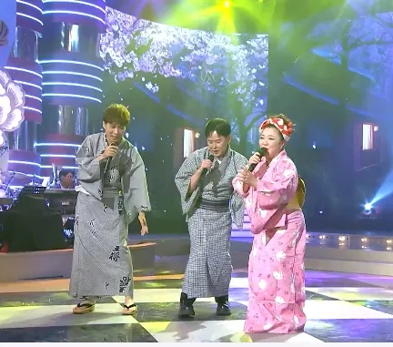 吳欣達（左）、陽帆與白冰冰等穿浴衣演唱。民視提供