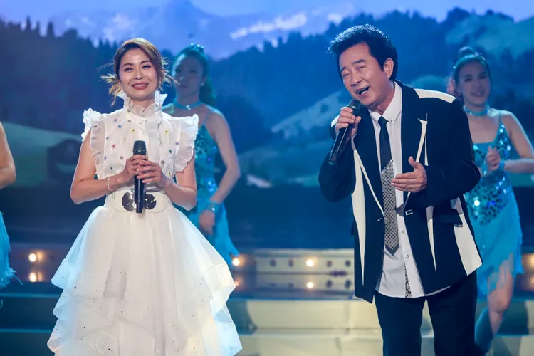 高群（右）與林姍合唱。民視提供