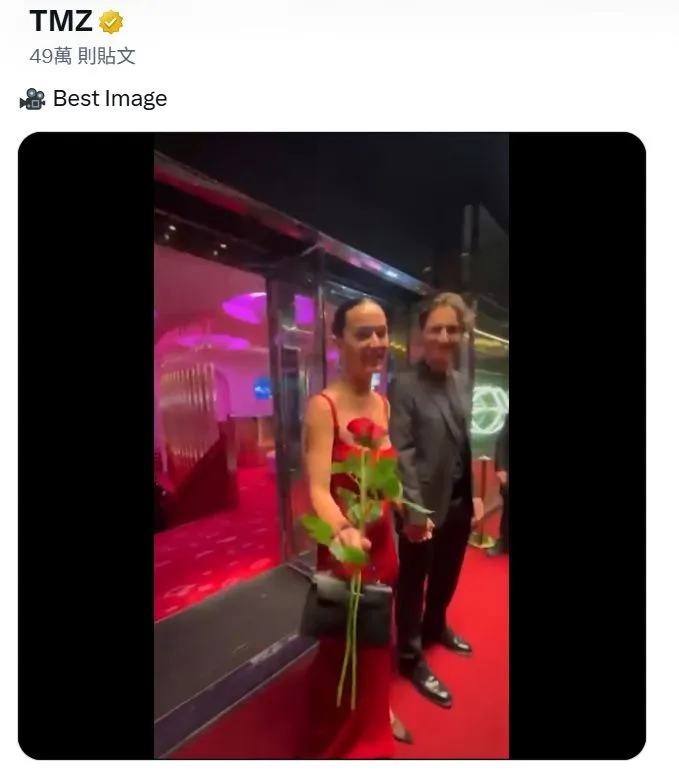 凱蒂佩芮（左）和杜魯道觀賞巴黎瘋馬秀，手牽手走出劇院時收下粉絲送的花。翻攝TMZ X