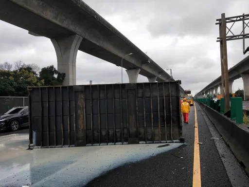 国道货柜车货柜掉落地失控追撞小客车 车流回堵3小时