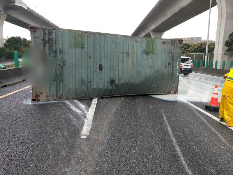 貨櫃掉落地。國道警方提供