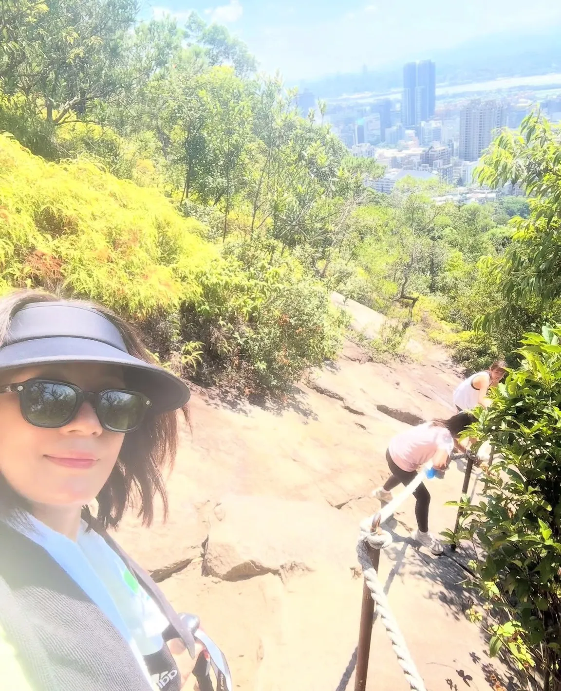 贾静雯一早就和家人去爬山。翻摄自贾静雯IG