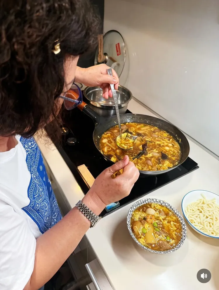 賈媽媽為女兒煮了一大鍋家傳麵慶祝生日。翻攝自賈靜雯IG