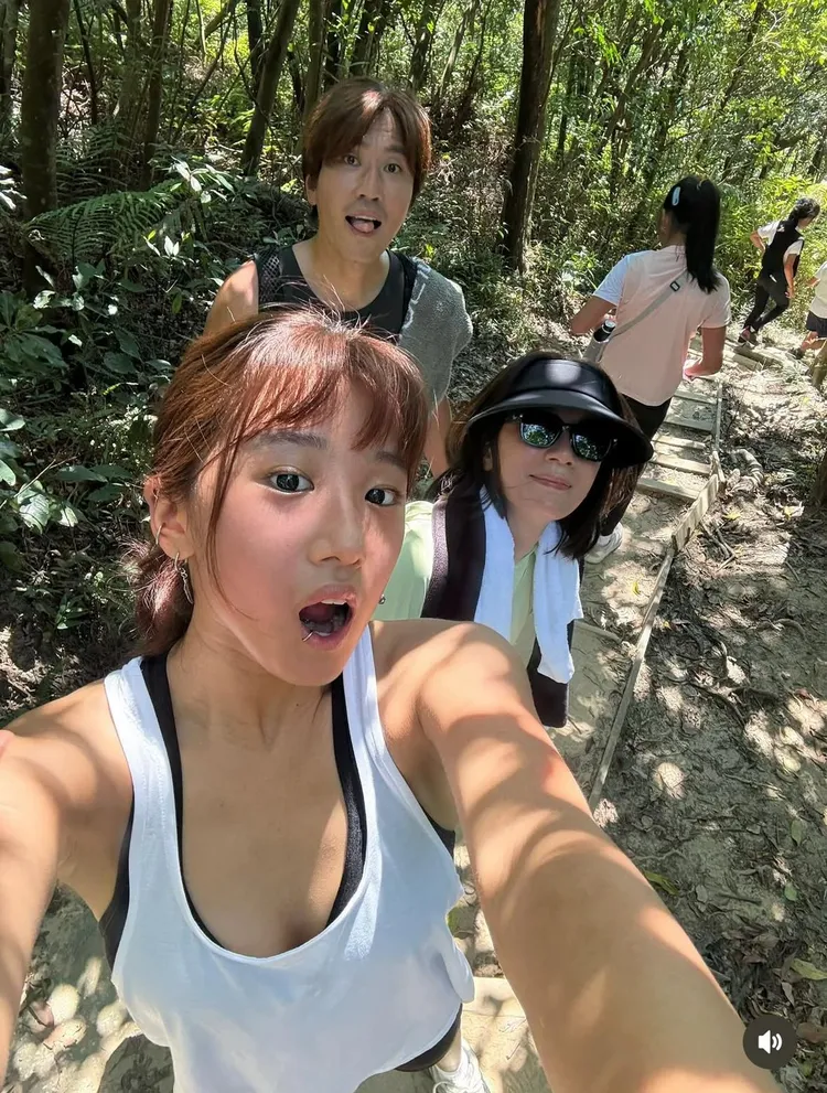 梧桐妹掌鏡與舅舅、媽媽合影。翻攝自賈靜雯IG