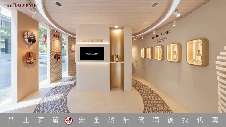 「百富豐味交饗聯名體驗店」以「雙圓相連」設計隱喻橡木桶與蒸籠的工藝交會，藝廊式動線自展示區延伸至品酩區，串聯東西方細節之美。業者提供