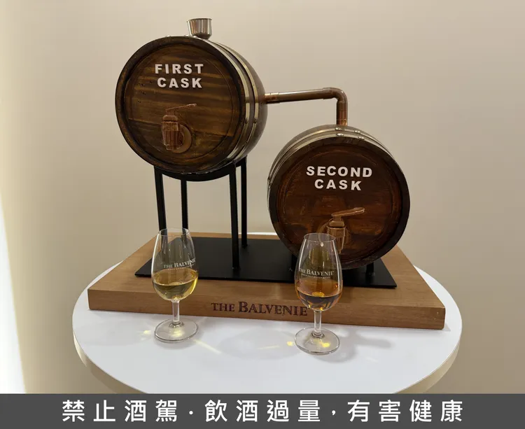 百富用迷你桶呈現「過桶工藝」在風味塑形上的關鍵角色。黃若綾攝