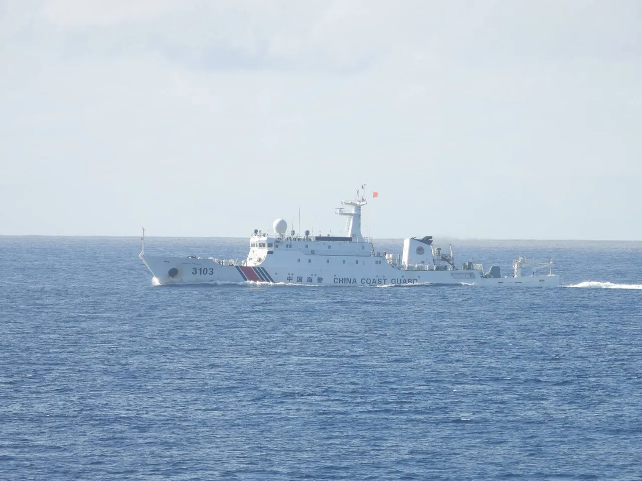 中国海警船侵扰东沙海域。翻摄画面