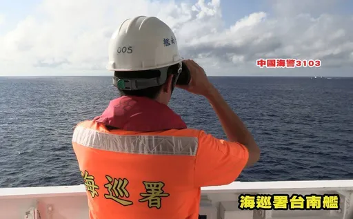 中国海警船侵扰东沙海域!海巡双舰全程监控驱离