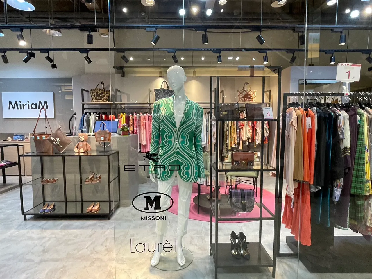 礼客内湖店引进德际精品旗下「MiriaM名品」复合概念店全新进驻,精选义大利 ETRO男女装、M MISSONI、德国 LAUREL女装周年庆期间推出全面1折起优惠