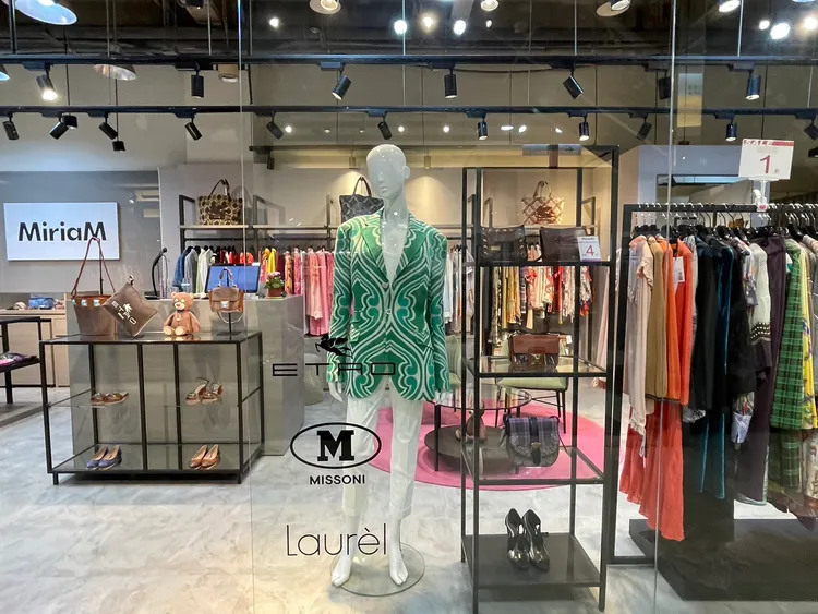 禮客內湖店引進德際精品旗下「MiriaM名品」複合概念店全新進駐，精選義大利 ETRO男女裝、M MISSONI、德國 LAUREL女裝週年慶期間推出全面1折起優惠