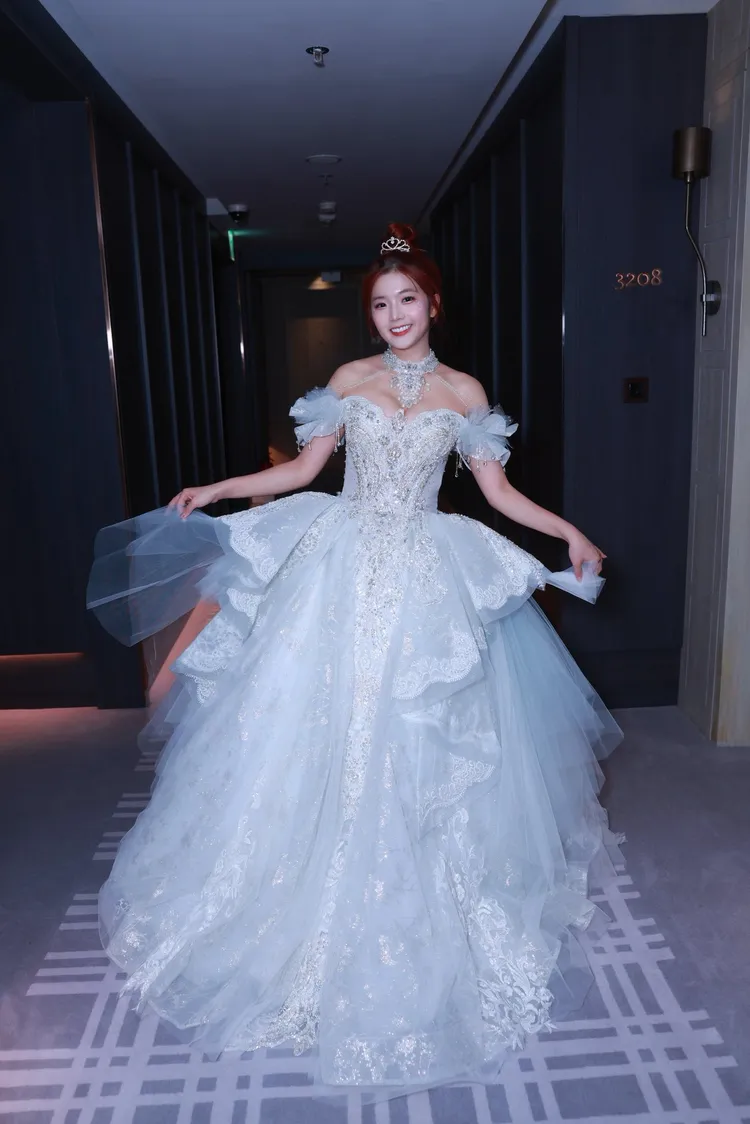 日前笑笑在「樂天女孩」賽後表演中，驚喜開口獻唱《夜空中最亮的星》，歌聲甜美。想想時間有限公司提供