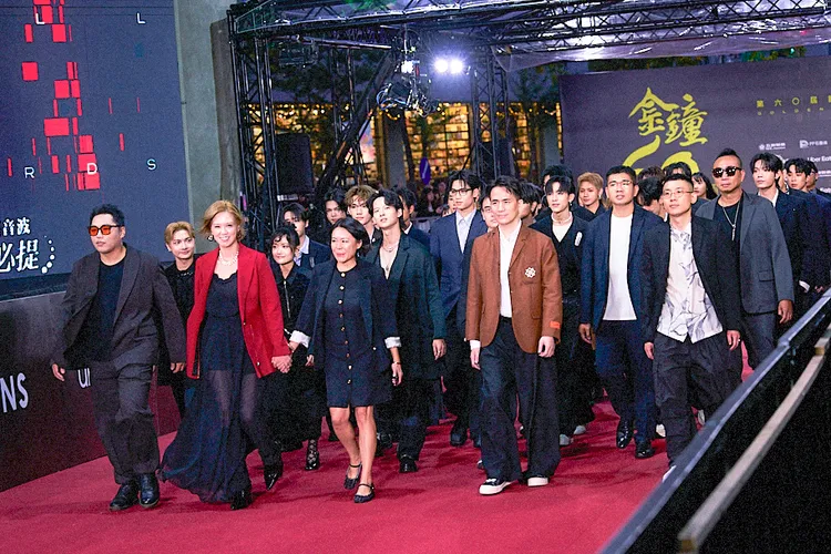 《原子少年2》一行人昨晚大陣仗走金鐘紅毯。踢帕娛樂提供