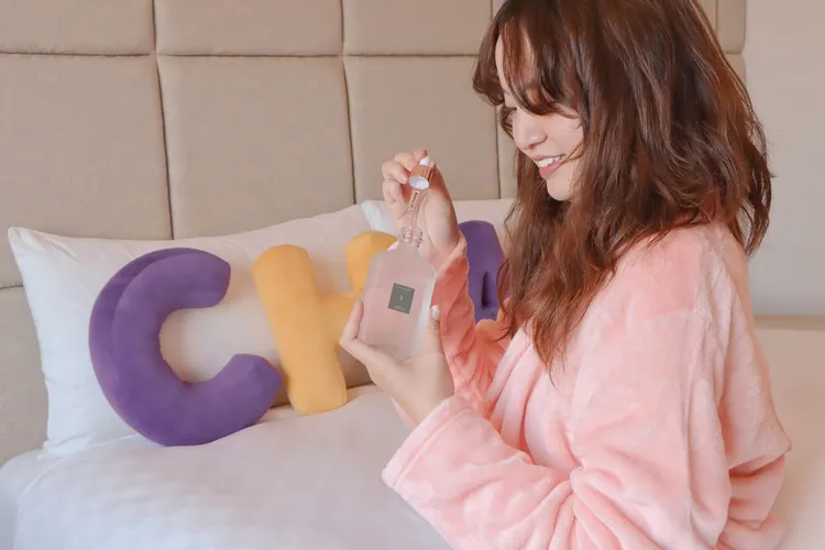 入住趣淘漫旅台北「獨享秋日．淘心旅行」專案，可獲得Şey Parfum秋日香氣調配擴香組並能自由創作個人香氛，完成指定社群任務，有機會獲得Şey Parfum經典「寶島茶香氛噴霧」。凱撒趣淘漫旅台北提供