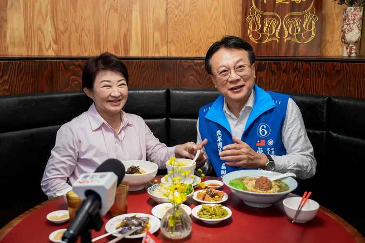 盧秀燕招待卓伯源吃北屯區的「小滬春」。讀者提供