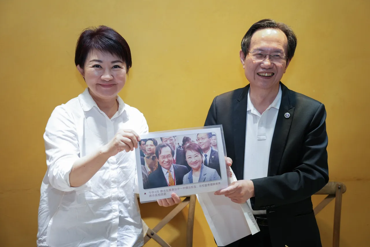蔡志弘到西区「饪室咖哩」公正店用餐,卢秀燕大赞真的很好吃。读者提供